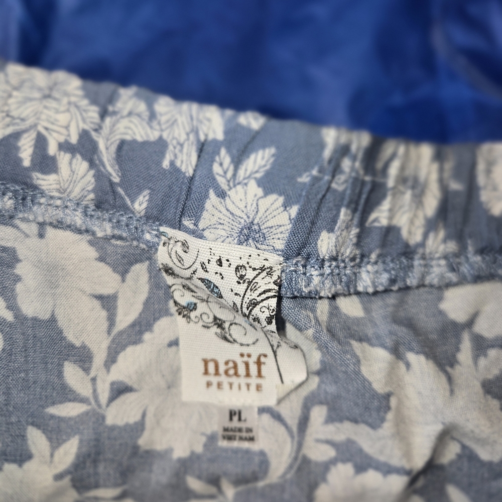 Naif Blue And White floral dress. Women's Petite Large - Picture 7 of 9